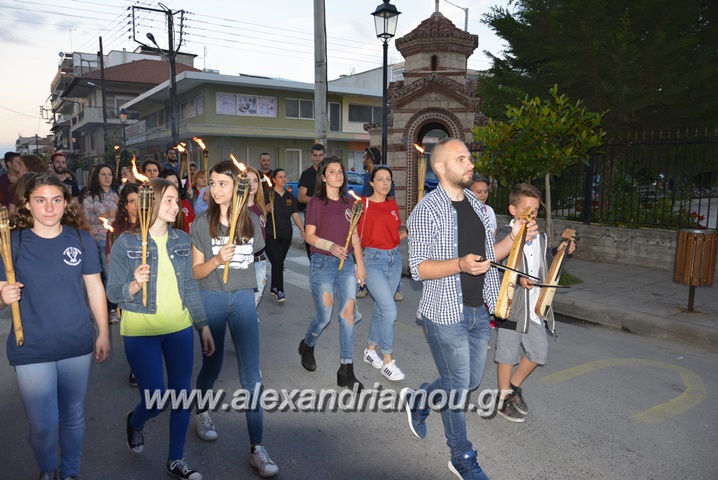 Με πυρσούς και ποντιακές λύρες η λαμπαδηφορία μνήμης στην Αλεξάνδρεια (βίντεο)