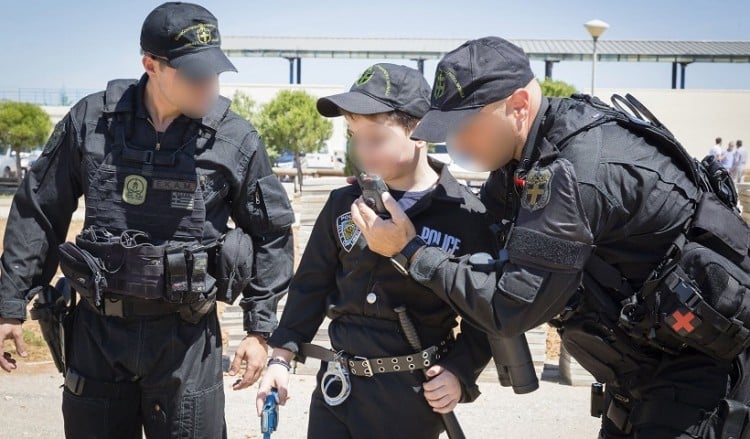 Εξάχρονος έγινε για μερικές ώρες αστυνομικός της ΕΚΑΜ (φωτο)