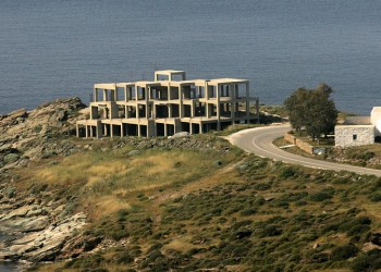 Αιγιαλός: Η Βουλή απέσυρε διάταξη για τη νομιμοποίηση αυθαιρέτων σε παραλίες