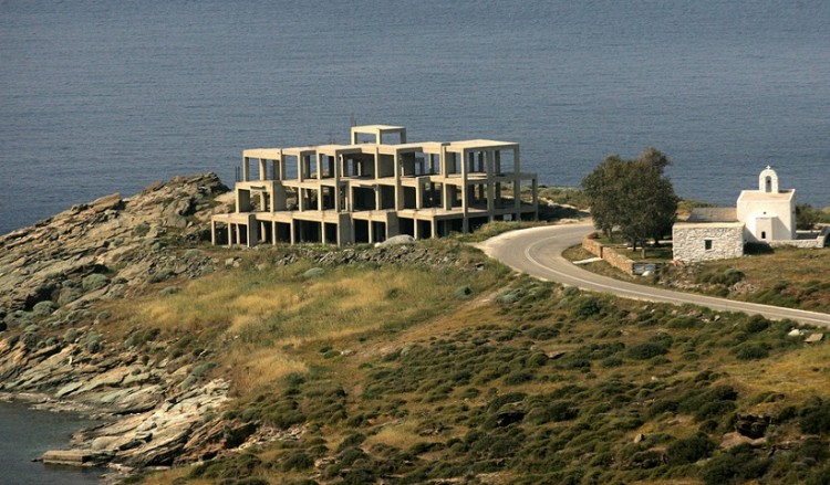 Αιγιαλός: Η Βουλή απέσυρε διάταξη για τη νομιμοποίηση αυθαιρέτων σε παραλίες