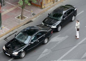 Τρομοκρατική επίθεση με στόχο τον Λουκά Παπαδήμο – Έκρηξη στο αυτοκίνητό του