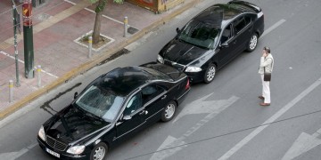 Τρομοκρατική επίθεση με στόχο τον Λουκά Παπαδήμο – Έκρηξη στο αυτοκίνητό του