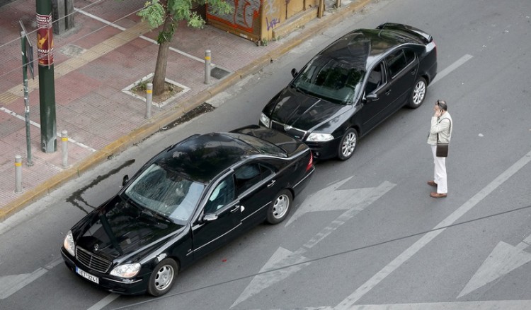 Τρομοκρατική επίθεση με στόχο τον Λουκά Παπαδήμο – Έκρηξη στο αυτοκίνητό του