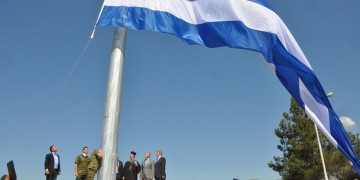 Ελληνική σημαία 150 τ.μ. «αγκαλιάζει» από σήμερα τη Δράμα (φωτο)