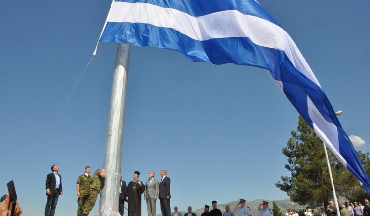 Ελληνική σημαία 150 τ.μ. «αγκαλιάζει» από σήμερα τη Δράμα (φωτο)