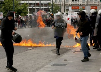Χημικά και μολότοφ στο Σύνταγμα στην πορεία της ΓΣΕΕ-ΑΔΕΔΥ