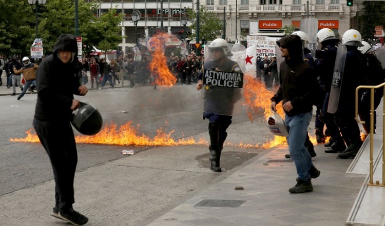 Χημικά και μολότοφ στο Σύνταγμα στην πορεία της ΓΣΕΕ-ΑΔΕΔΥ