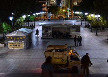 «Έκαψαν» την ολονυχτία της ΕΠΟΝΑ στην πλατεία Συντάγματος (φωτο)