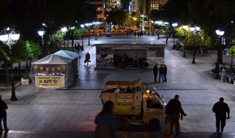 «Έκαψαν» την ολονυχτία της ΕΠΟΝΑ στην πλατεία Συντάγματος (φωτο)