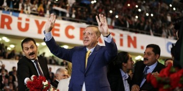 Το τιμόνι του AKP ετοιμάζεται να πάρει ξανά ο Ερντογάν