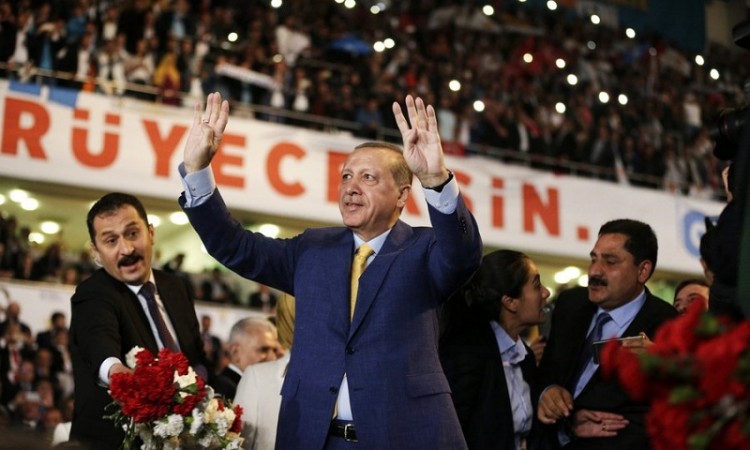 Το τιμόνι του AKP ετοιμάζεται να πάρει ξανά ο Ερντογάν
