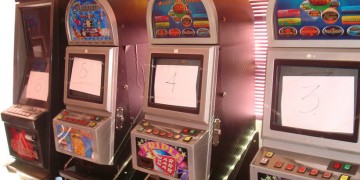 Μπαράζ συλλήψεων και κατασχέσεων για παράνομο τζόγο σε Αθήνα και Θεσσαλονίκη