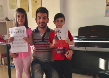 Δυο εξάχρονα ταλέντα τραγουδούν ποντιακά (βίντεο)