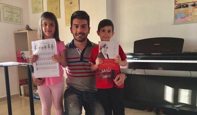 Δυο εξάχρονα ταλέντα τραγουδούν ποντιακά (βίντεο)