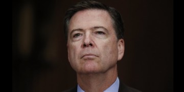 Το παρασκήνιο της απόλυσης του αρχηγού του FBI Τζέιμς Κόμεϊ