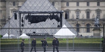 Συναγερμός στη Γαλλία – Εκκενώθηκε η πλατεία στο Λούβρο