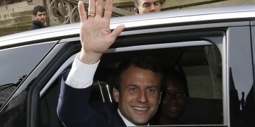 Υπέρ μιας συντονισμένης αναδιάρθρωσης του ελληνικού χρέους ο Μακρόν