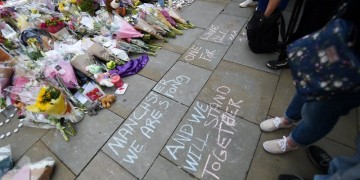 Ιταλία: Μπουκάλι με συγκινητικό σημείωμα μητέρας που έχασε την κόρη της στην τρομοκρατική επίθεση στο Μάντσεστερ