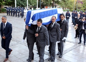 Σε λαϊκό προσκύνημα η σορός του Κωνσταντίνου Μητσοτάκη (φωτο)