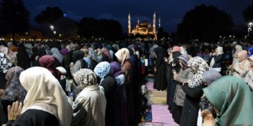 Φανατικοί μουσουλμάνοι προσευχήθηκαν μπροστά στην Αγία Σοφία (βίντεο)