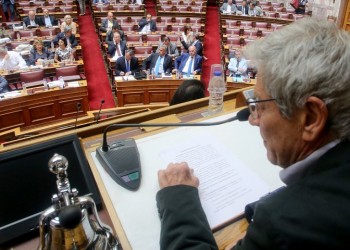 Επεισόδιο στη Βουλή από τον Κασιδιάρη: Πανδαιμόνιο και τραμπουκισμοί (βίντεο)