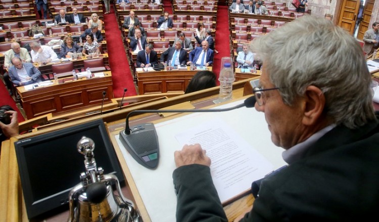 Επεισόδιο στη Βουλή από τον Κασιδιάρη: Πανδαιμόνιο και τραμπουκισμοί (βίντεο)
