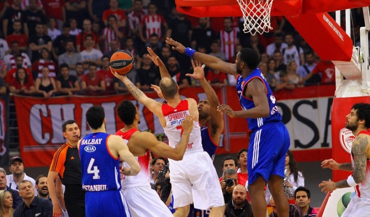 Euroleague: Ο Ολυμπιακός νίκησε την Εφές και πάει στο φάιναλ φορ της Πόλης