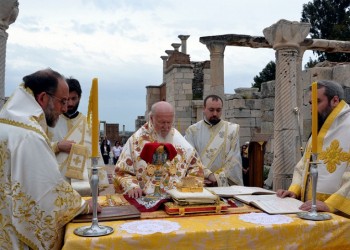 Στην αρχαία Έφεσο τελέστηκε Θεία Λειτουργία από τον Οικουμενικό Πατριάρχη (φωτο)