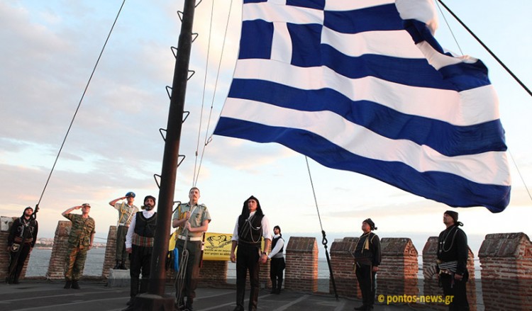 Συγκίνηση στην υποστολή σημαίας στον Λευκό Πύργο για τη Γενοκτονία των Ποντίων (βίντεο)