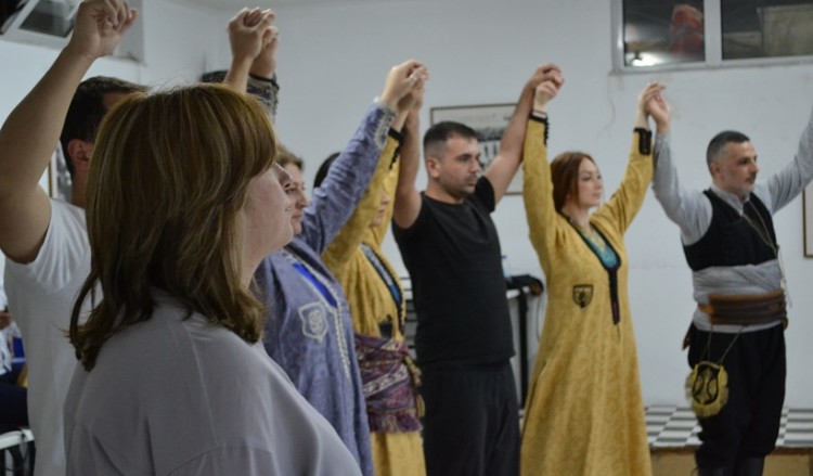 Πώς είναι ένα ποντιακό χορευτικό πριν από μια παράσταση; Ιδού η απάντηση...