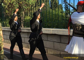 Συμβαίνει τώρα στο Σύνταγμα: Η αλλαγή φρουράς στο Μνημείο του Άγνωστου Στρατιώτη