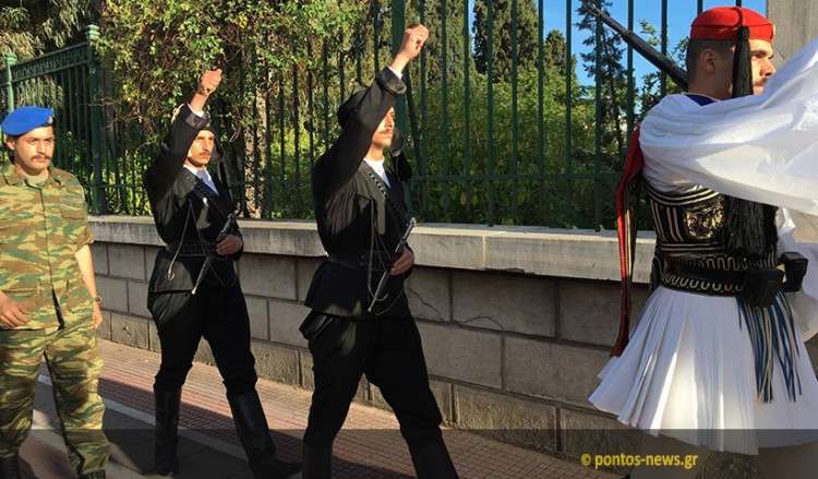 Συμβαίνει τώρα στο Σύνταγμα: Η αλλαγή φρουράς στο Μνημείο του Άγνωστου Στρατιώτη