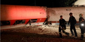 ΤΡΑΙΝΟΣΕ: Τέσσερις νεκροί επιβάτες από τον εκτροχιασμό αμαξοστοιχίας έξω από το Άδενδρο