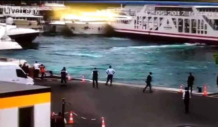Ακυβέρνητο φεριμπότ προσκρούει σε κότερο σε λιμάνι της Πόλης (βίντεο)