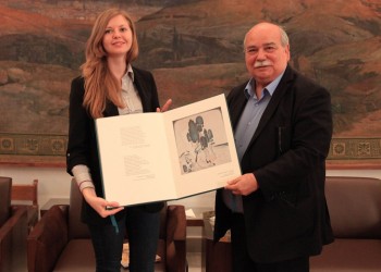 Η Βουλή βράβευσε την Ουκρανή νικήτρια της Ολυμπιάδας Νεοελληνικής Γλώσσας