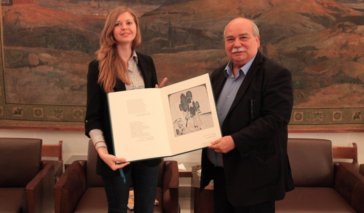 Η Βουλή βράβευσε την Ουκρανή νικήτρια της Ολυμπιάδας Νεοελληνικής Γλώσσας