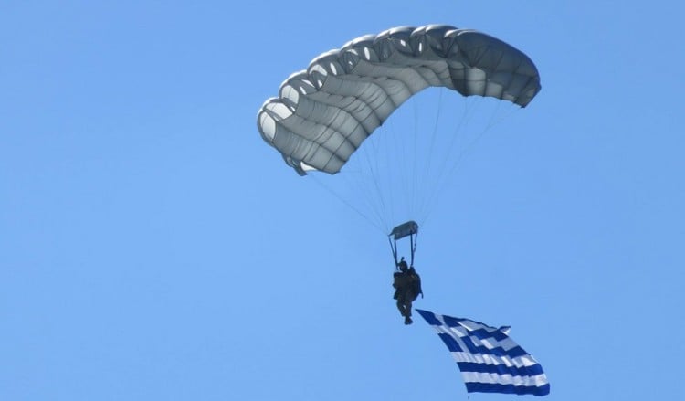 Δέος και ενθουσιασμός από θεαματικά άλματα 44 αλεξιπτωτιστών (φωτο)