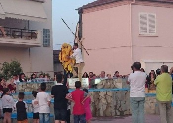 Αυτή είναι η ποντιακή λύρα 2,5 μέτρων που κοσμεί την Άρδασσα (φωτο, βίντεο)