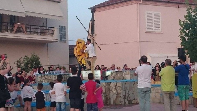 Αυτή είναι η ποντιακή λύρα 2,5 μέτρων που κοσμεί την Άρδασσα (φωτο, βίντεο)