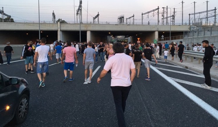 Αποκλεισμός της Αττικής Οδού από κατοίκους του Μενιδίου