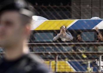 Полиция освобождает от беженцев старый аэропорт в Афинах