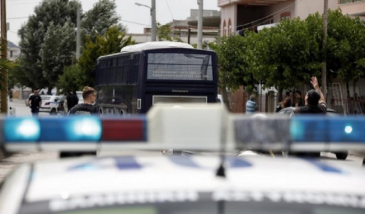 Επεισόδια στο Μενίδι με μολότοφ και σπασμένα καταστήματα