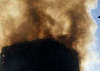 Συναγερμός στο Λονδίνο: Φωτιά καταπίνει κτήριο 27 ορόφων