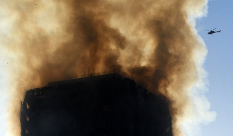 Συναγερμός στο Λονδίνο: Φωτιά καταπίνει κτήριο 27 ορόφων