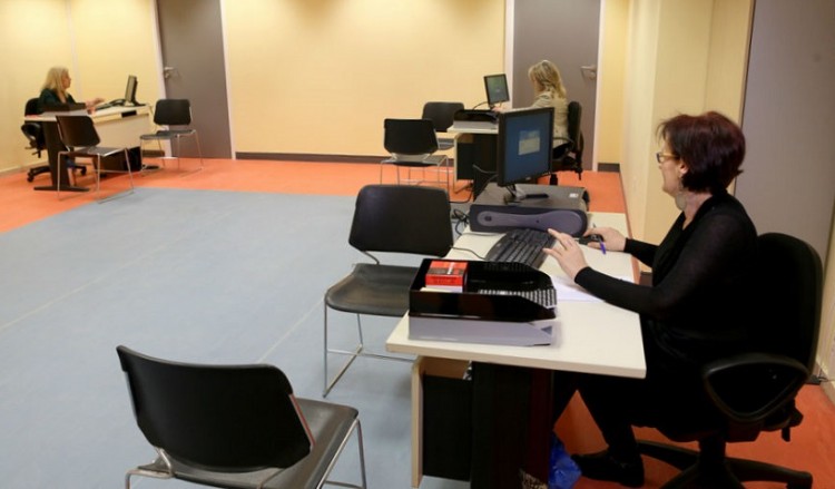 Τα γραφεία και οι βάρδιες στραγγίζουν τη βιταμίνη D των εργαζομένων