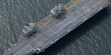 Βολικός στόχος είναι για τους Ρώσους το νέο αεροπλανοφόρο της Βρετανίας
