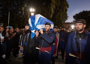 Σε λαϊκό προσκύνημα η σορός του Κ. Μητσοτάκη στα Χανιά (βίντεο)