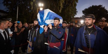 Σε λαϊκό προσκύνημα η σορός του Κ. Μητσοτάκη στα Χανιά (βίντεο)