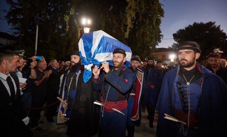 Σε λαϊκό προσκύνημα η σορός του Κ. Μητσοτάκη στα Χανιά (βίντεο)