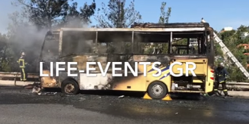 Φωτιά σε τουριστικό λεωφορείο στη Θεσσαλονίκη (βίντεο)